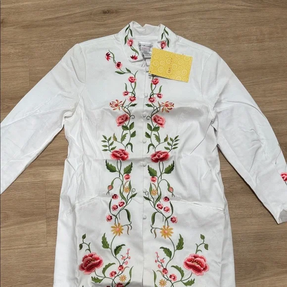 Victor Costa White Blouse with Red and Green Embroidery - Picture 4 of 6